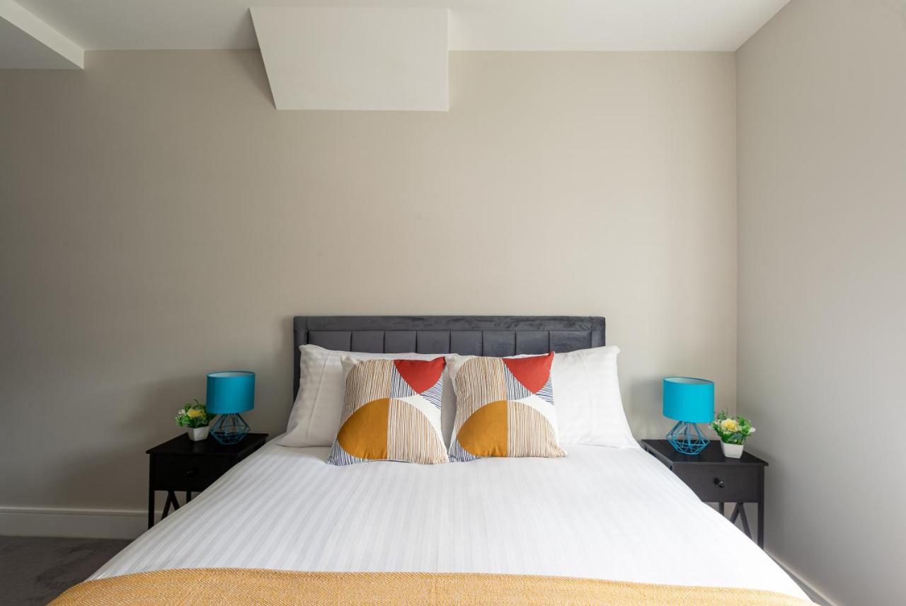 Skyvillion - Cozy Large 4 & 1 Bed Apartments In London Enfield, Mins To Tube Station, Free Wi-Fi Zewnętrze zdjęcie