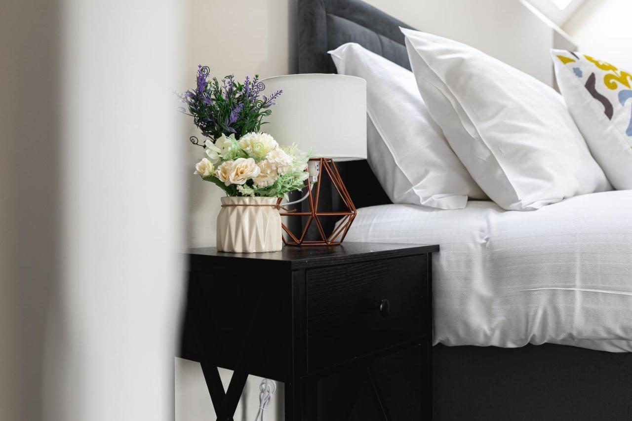 Skyvillion - Cozy Large 4 & 1 Bed Apartments In London Enfield, Mins To Tube Station, Free Wi-Fi Zewnętrze zdjęcie