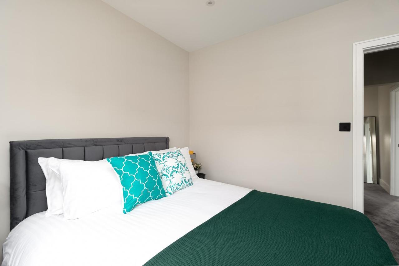 Skyvillion - Cozy Large 4 & 1 Bed Apartments In London Enfield, Mins To Tube Station, Free Wi-Fi Zewnętrze zdjęcie