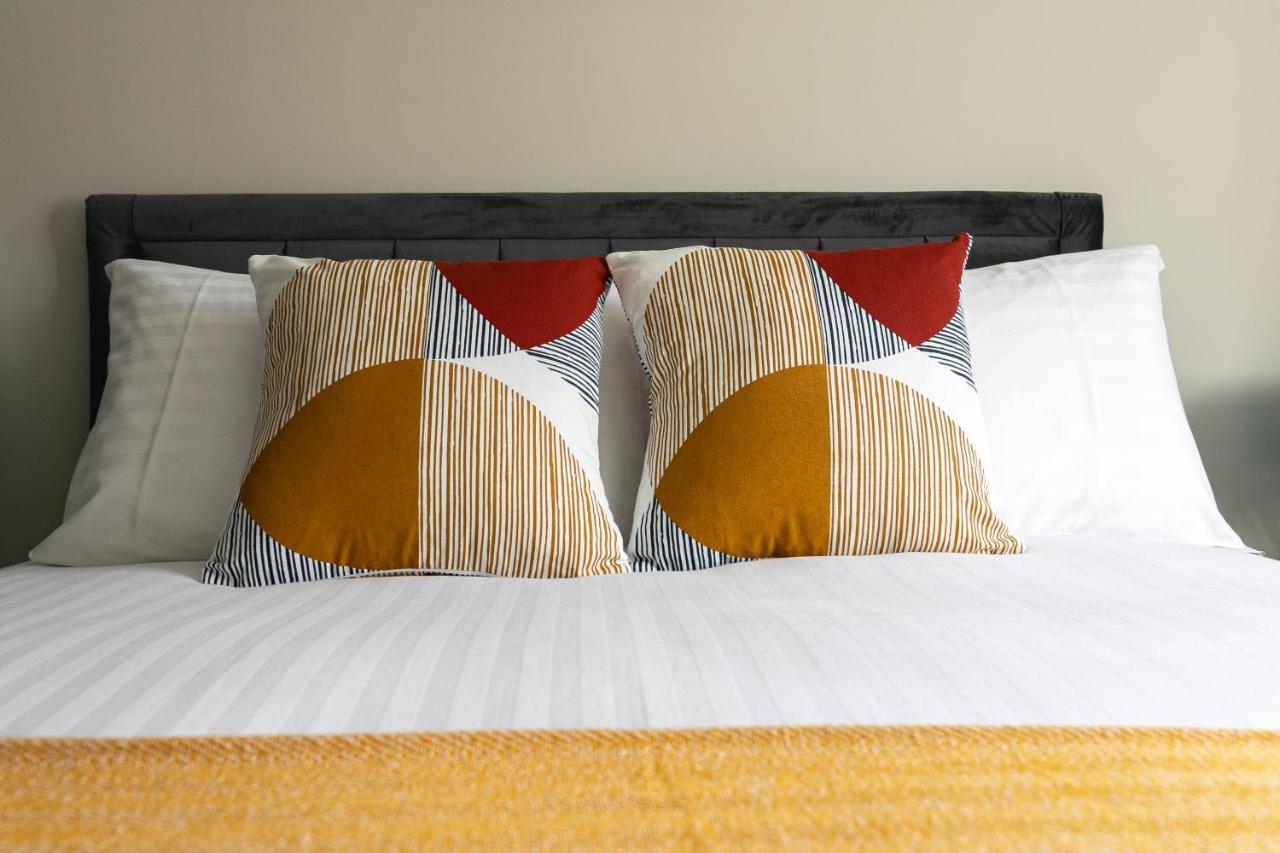 Skyvillion - Cozy Large 4 & 1 Bed Apartments In London Enfield, Mins To Tube Station, Free Wi-Fi Zewnętrze zdjęcie